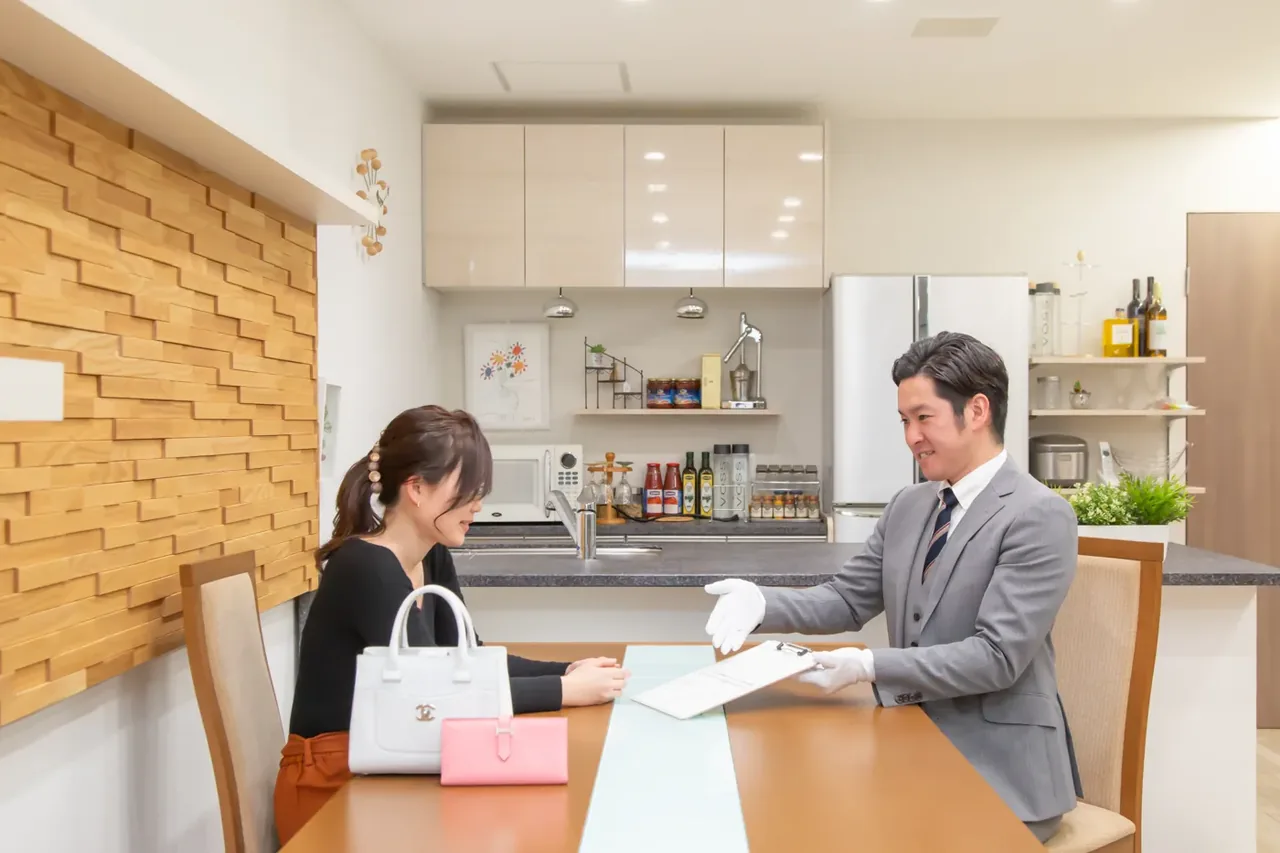 ご自宅で品物を見るスタッフ
