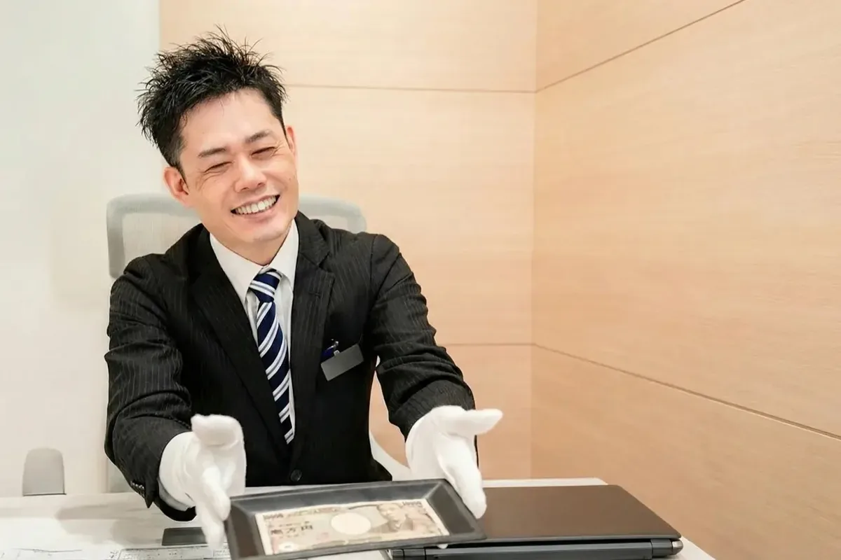 お客様に査定の結果を伝えるスタッフ