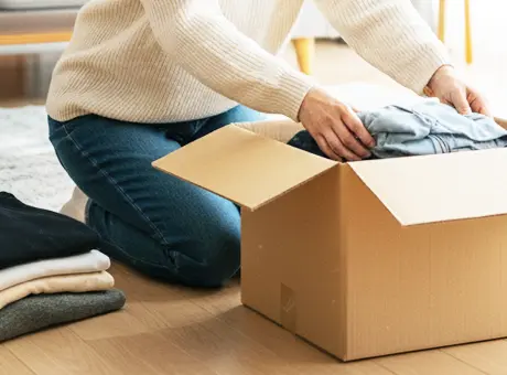 洋服を詰めて発送