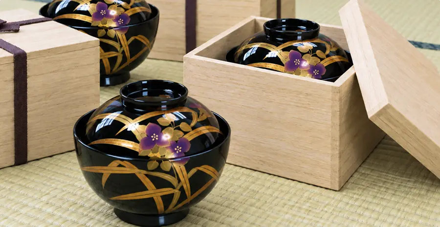木箱に収められた蒔絵の漆器