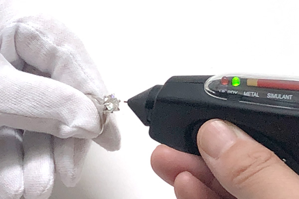 ダイヤモンドテスター使用イメージ