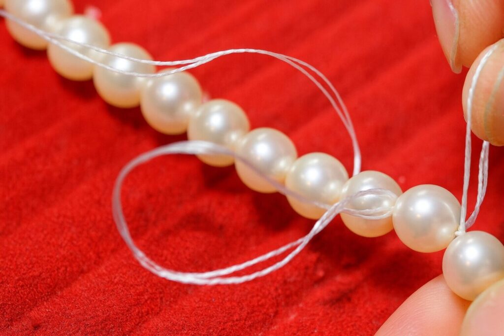 ネックレスは“糸の状態”も必ず確認される