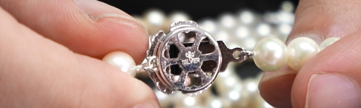 本真珠はシルバー刻印がある金具が使われている