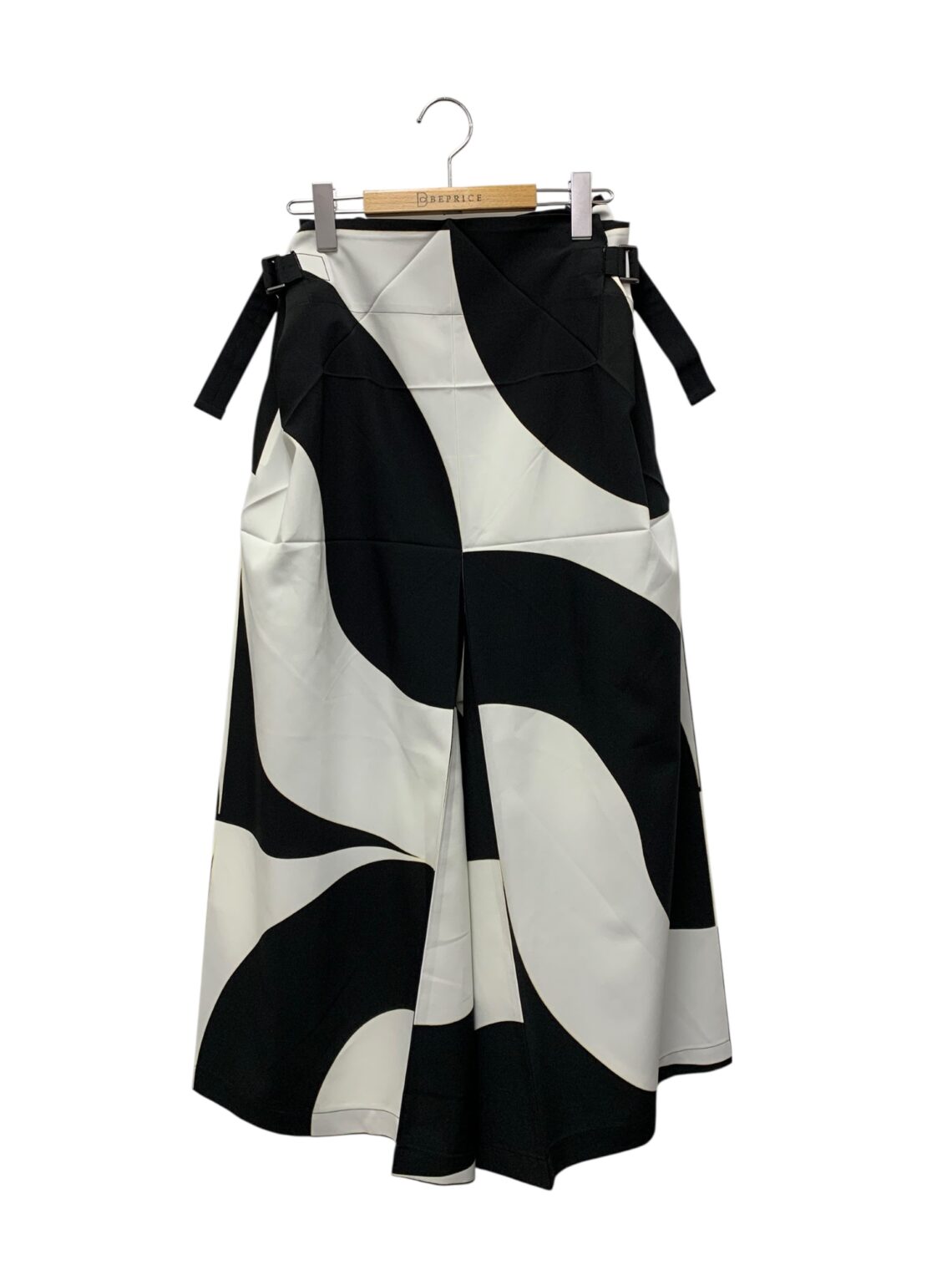 132 5. イッセイミヤケ CIRCULAR TILES IL43FF342 パンツ 3 ホワイト 24aw Harper’s BAZAAR JP掲載品買取実績 | 大阪市中央区