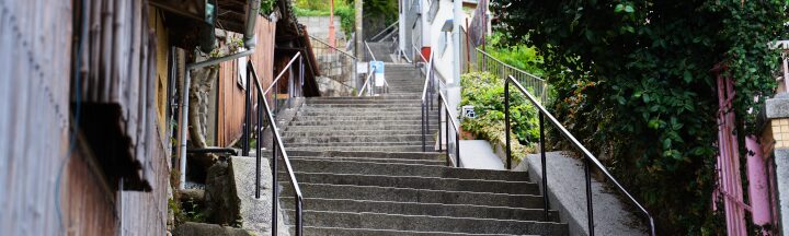 坂道・旧住宅街ならではの作業の難しさ