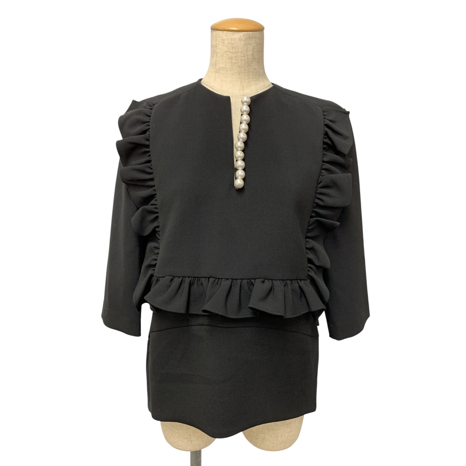 ヨーコチャン Long sleeve ruffle trim pearl blouse YCB-124-409 40 ブラック 24年モデル IT513I8JE5R4 ヨーコチャン YCB-124-409 Long sleeve ruffle trim pearl blouse買取