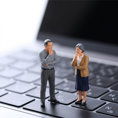 故人PCのデータ消去は自分で？業者？判断基準を解説