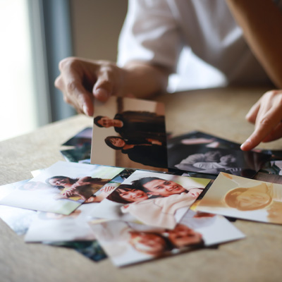 遺品の人物写真の捨て方｜処分方法と注意点