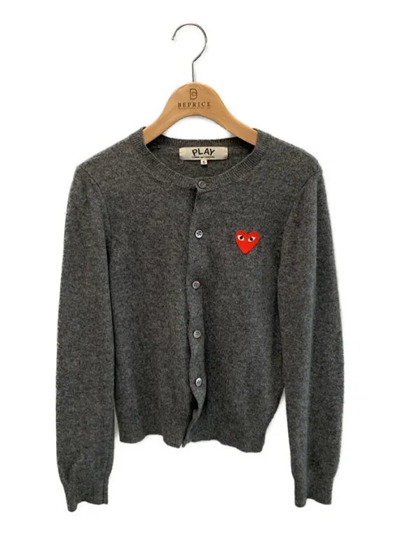 play COMME des GARCONSハートロゴワッペンカーディガン COMME des GARCONS - PLAY COMME des GARCONS ハート刺繍入り