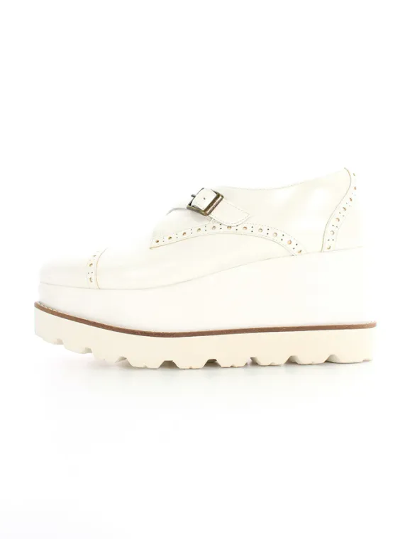 デイジーリンforフォクシー スニーカー 01001 WATS Waterproof Air Tower Shoes 2018年 ホワイト買取参考価格 | 兵庫県尼崎市