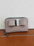 フェラガモコインケース ヴァラ リボン コンパクトジップ ラメ ピンクベージュの参考買取価格