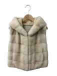 フォクシーブティックファーベスト Hoodie Puff 37282の参考買取価格