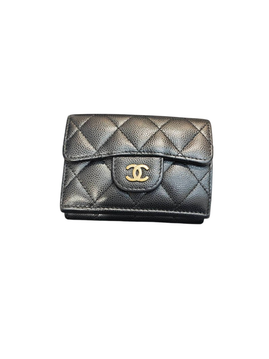 クラシック スモール フラップ ウォレット AP0230 ブラック マトラッセ ゴールド金具