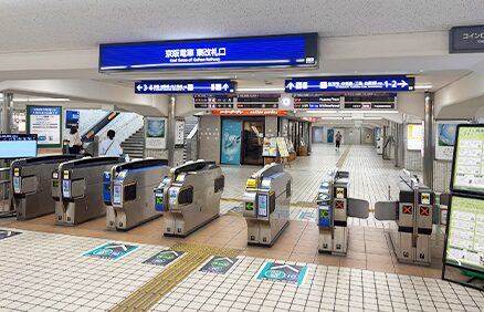 京阪守口市駅の東改札口をでて直進します。