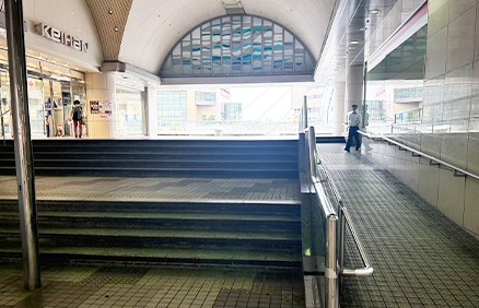  道なりに進んでいくと、左側に京阪百貨店が見えてきます。