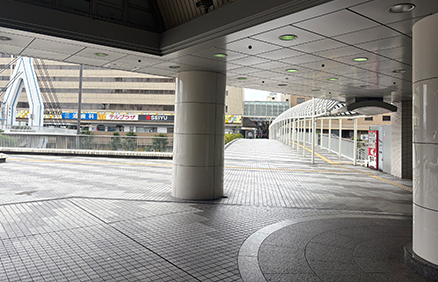  駅直結の道を直進してください。